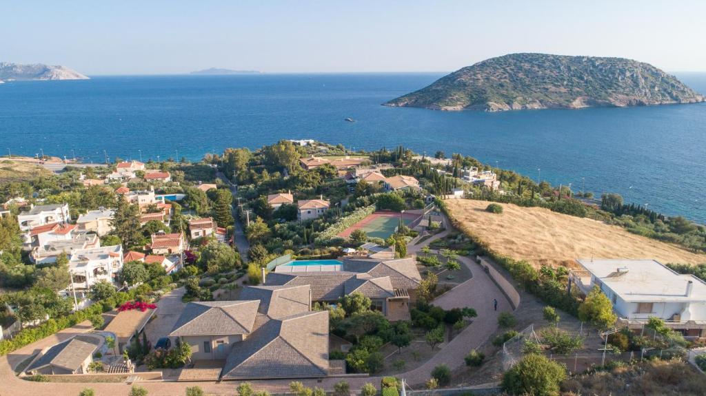 z góry widok na dom z oceanem w obiekcie LYCIPONON Villa w mieście Anavissos
