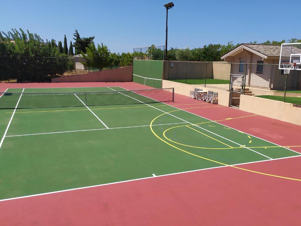 Tenis lub squash w obiekcie LYCIPONON Villa lub w pobliżu