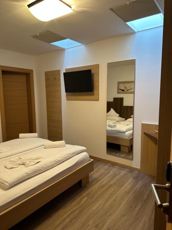 A bed or beds in a room at Hotel Klammer