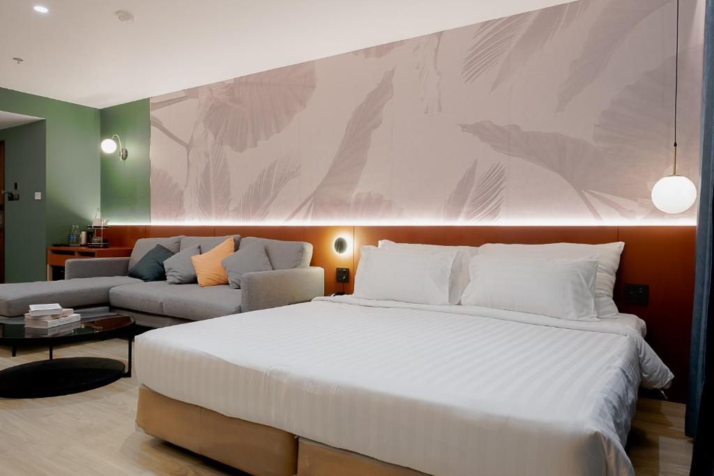 Postel nebo postele na pokoji v ubytování Buri Sriphu Hotel