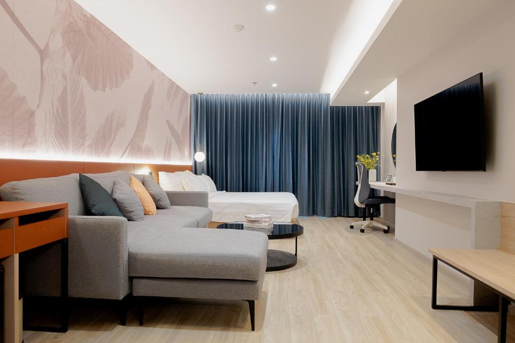 TV a/nebo společenská místnost v ubytování Buri Sriphu Hotel