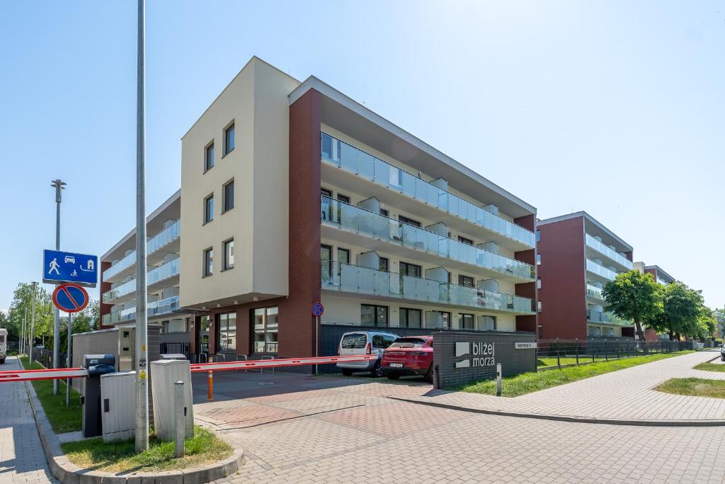 コウォブジェクにあるBlizej Morza - Apartamenty KOMFORT, parkingの正面に駐車場がある建物