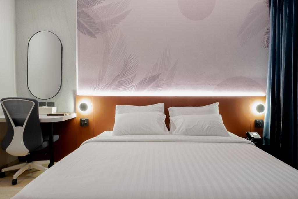 Postel nebo postele na pokoji v ubytování Buri Sriphu Hotel