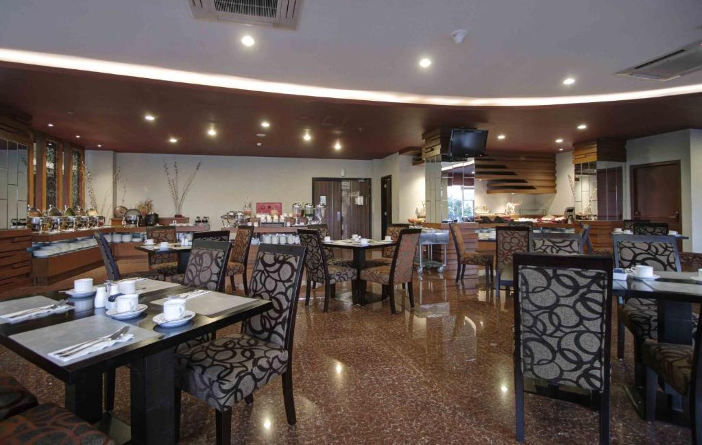 Restaurace v ubytování Hotel Dafam Pekalongan