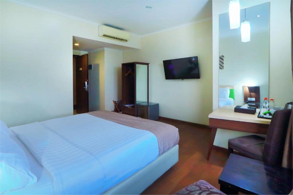 TV a/nebo společenská místnost v ubytování Hotel Dafam Pekalongan