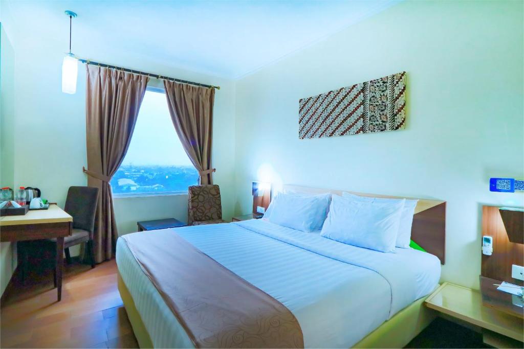 Postel nebo postele na pokoji v ubytování Hotel Dafam Pekalongan