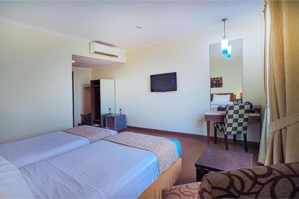 Postel nebo postele na pokoji v ubytování Hotel Dafam Pekalongan