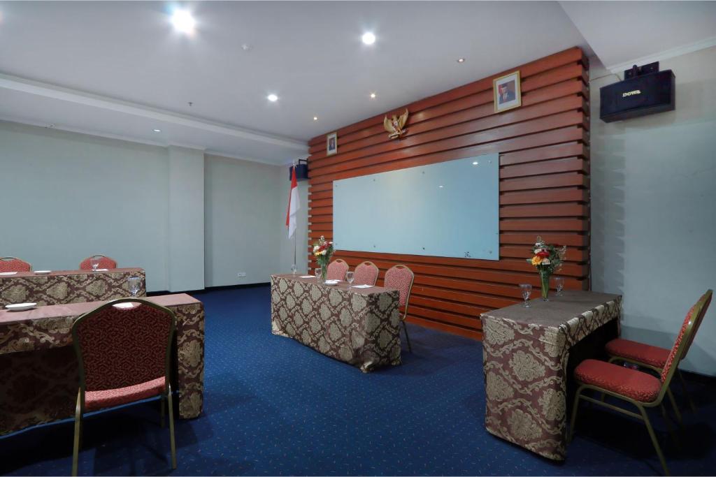 TV a/nebo společenská místnost v ubytování Hotel Dafam Pekalongan