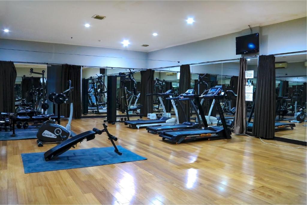 Fitness centrum a/nebo fitness zařízení v ubytování Hotel Dafam Pekalongan