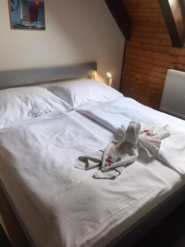Postel nebo postele na pokoji v ubytování Penzión Zátoka