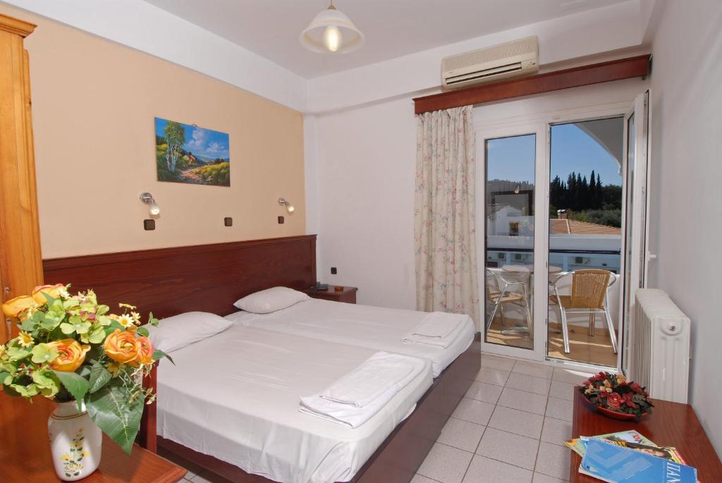 Pokój hotelowy z łóżkiem i balkonem w obiekcie Gouvia Hotel w Gouvii
