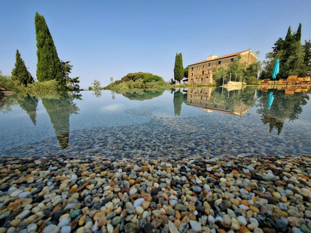 Agriturismo Ai Massi في كاسال ماريتيمو: كميه كبيره من الماء فيه صخور