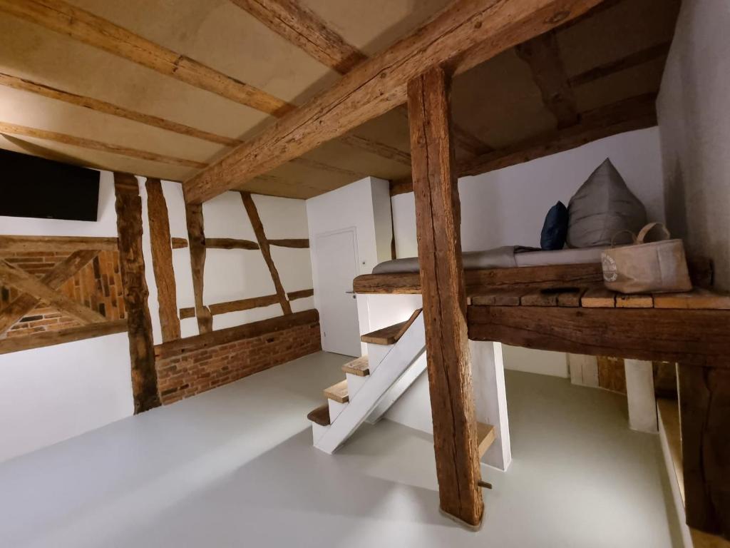 een kamer met een stapelbed en houten balken bij Casa Linda, luxuriöse Ferienwohnung im Grünen in Ober-Ramstadt