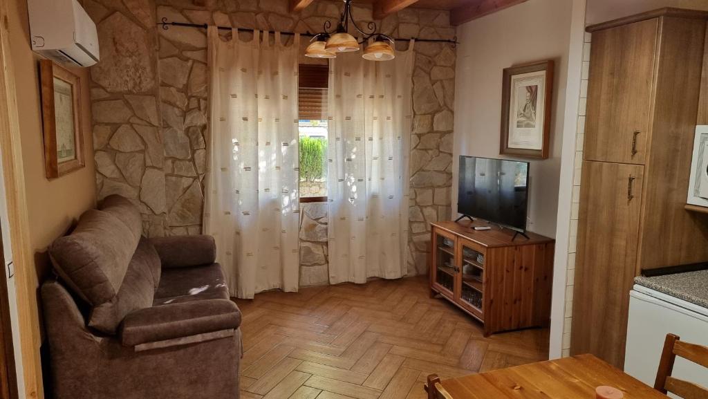 Televízia a/alebo spoločenská miestnosť v ubytovaní Apartamentos Rurales La Platea