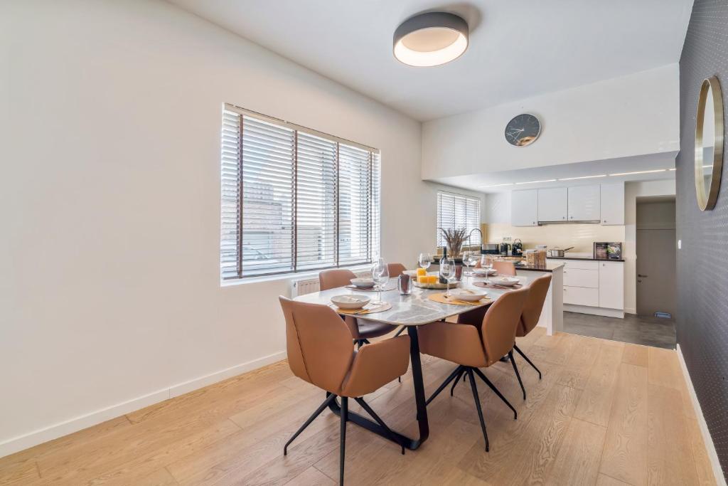 Sersea spacious holiday house in Ostend with garage, Ostend (updated