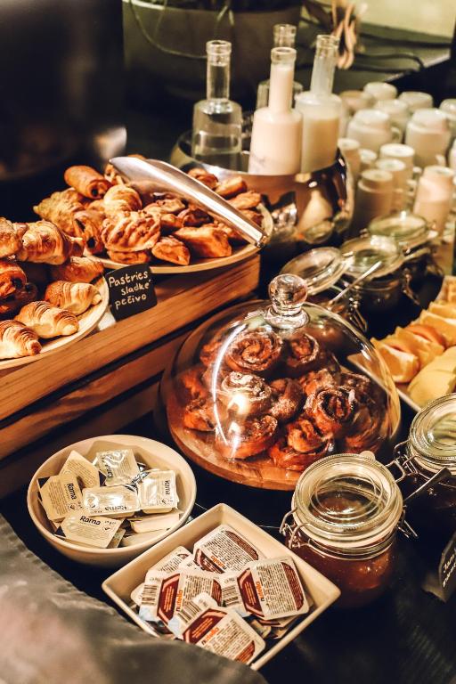 un buffet lleno de diferentes tipos de comida en una mesa en Theresian Hotel, en Olomouc