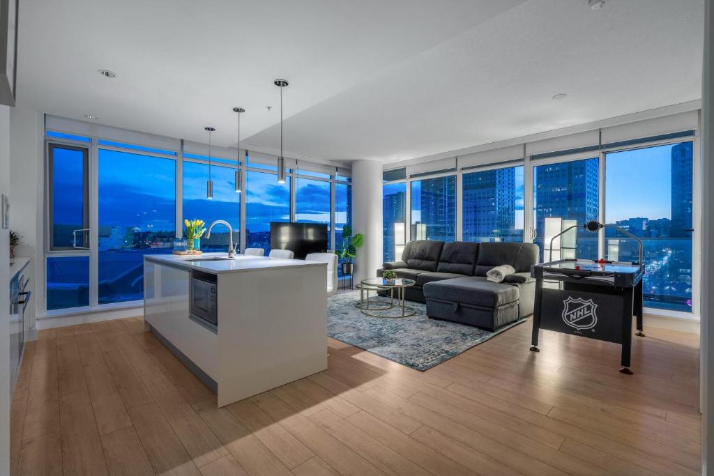 カルガリーにあるLuxury Apartment on the 9th Floor near Stampede, Complimentary Wine, 2 Car UG Parkingのキッチン、市街の景色を望むリビングルーム