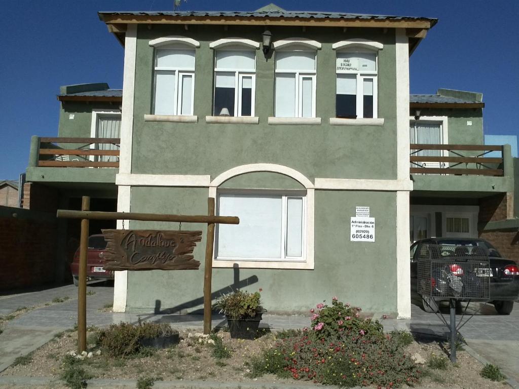 una pequeña casa con un cartel delante en Andalhue 2 en Playas Doradas