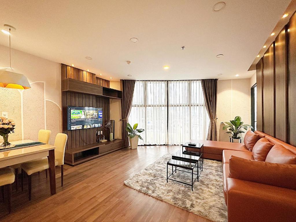 una sala de estar con un sofá y una mesa en Condo 2 Bedrooms Mountain view in Dalat Center Residence, en Da Lat