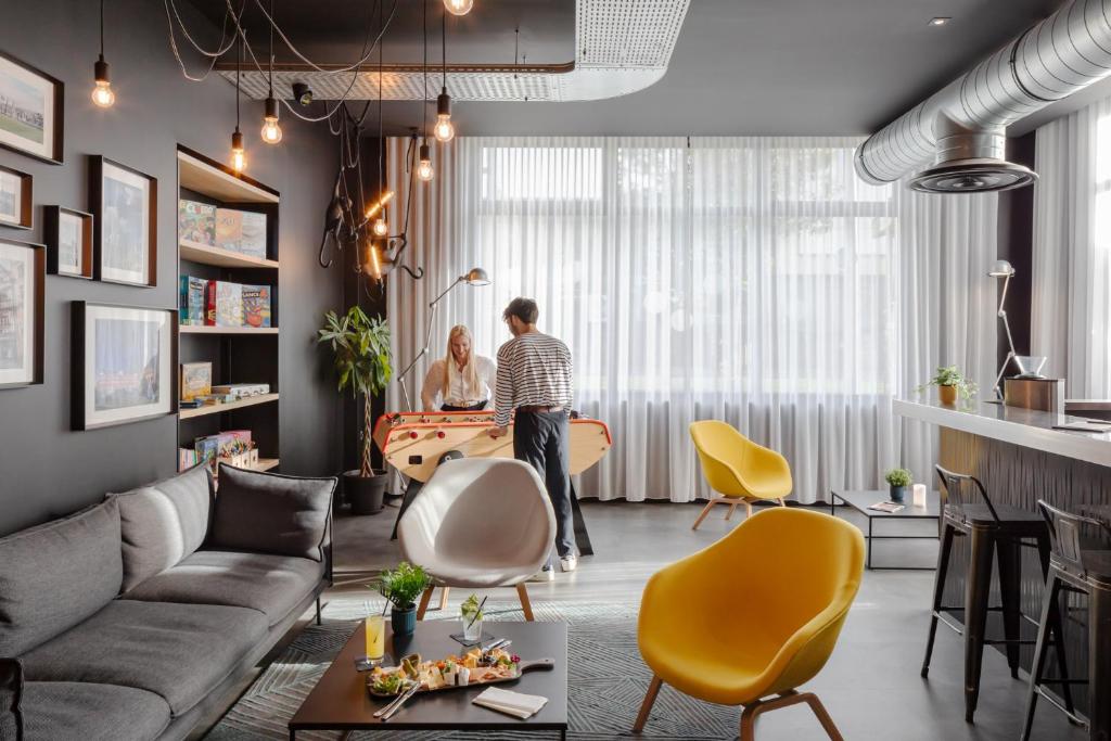 een man in een woonkamer bij Campanile Caen Centre Gare in Caen