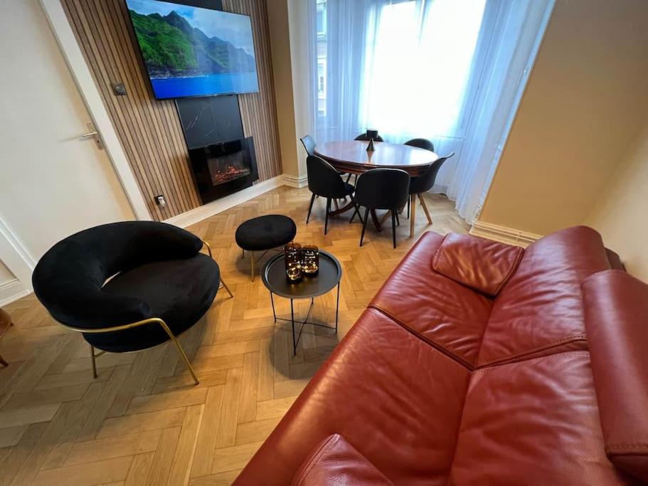 un salon avec un canapé, une table et des chaises dans l'établissement Esprit Mulhouse - 3 chambres de charme, à Mulhouse