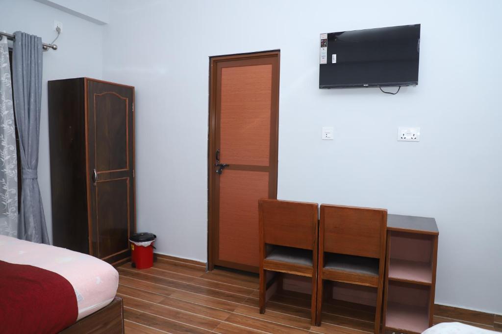 TV a/nebo společenská místnost v ubytování Hotel Nepal Inn Sauraha- Relax and refresh - A perfect family getaway