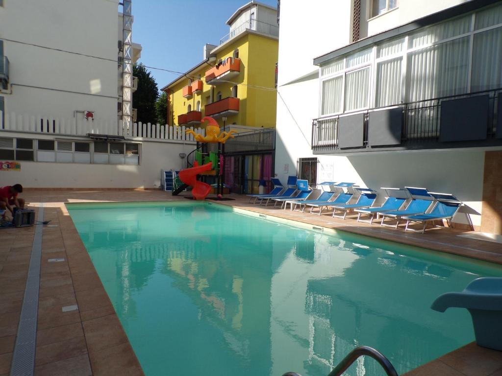 Bazén v ubytování Hotel 2000 nebo v jeho okolí