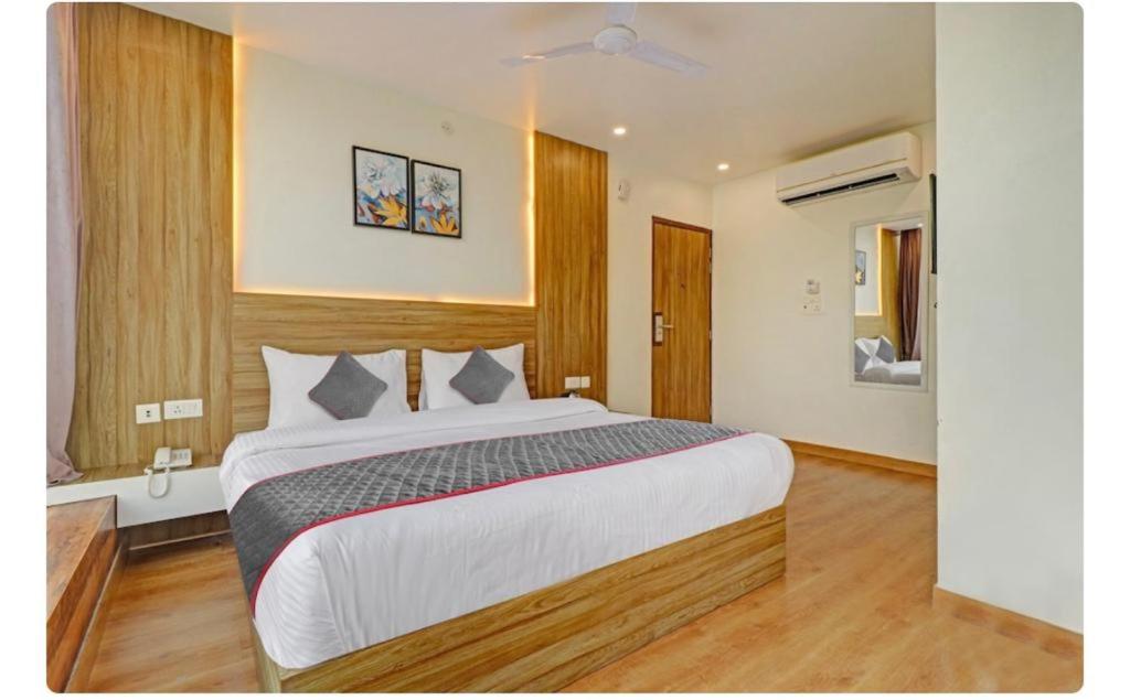 - une chambre avec un grand lit dans l'établissement HOTEL SR GRAND, à Gorakhpur