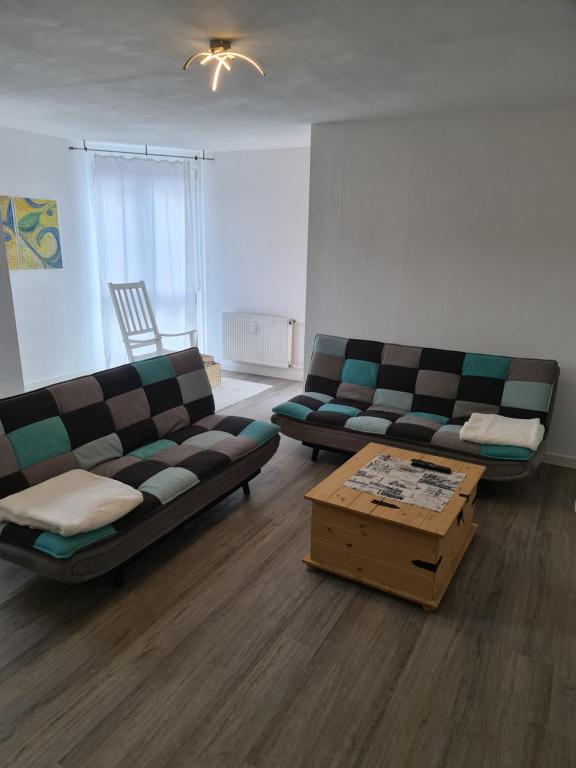 ein Wohnzimmer mit einem Sofa und einem Couchtisch in der Unterkunft NB Hochschule Zwei Zimmer Wohnung in Neubrandenburg