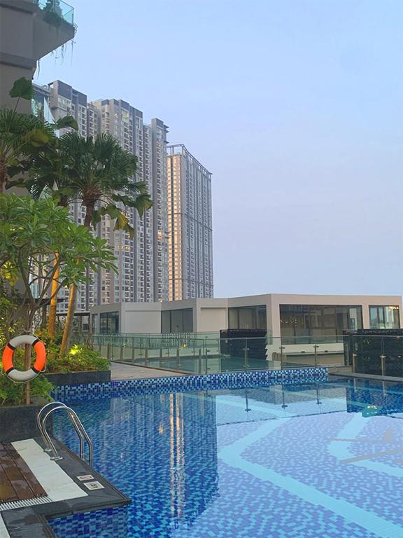 een groot zwembad voor een groot gebouw bij LALA HOMESTAY ECOPARK - 29m² Studio Apartment 