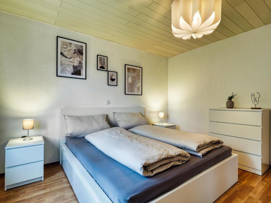 1 dormitorio con 1 cama azul grande en una habitación en Ihr Zuhause fernab von Zuhause, en Ringsheim