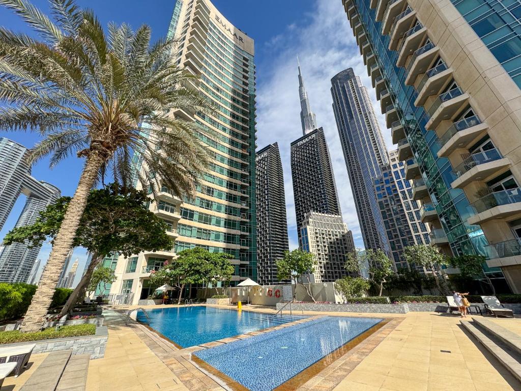 una piscina en una ciudad con edificios altos en WOW! Beautiful 1BR Apt in Downtown - close to Burj and Mall, en Dubái