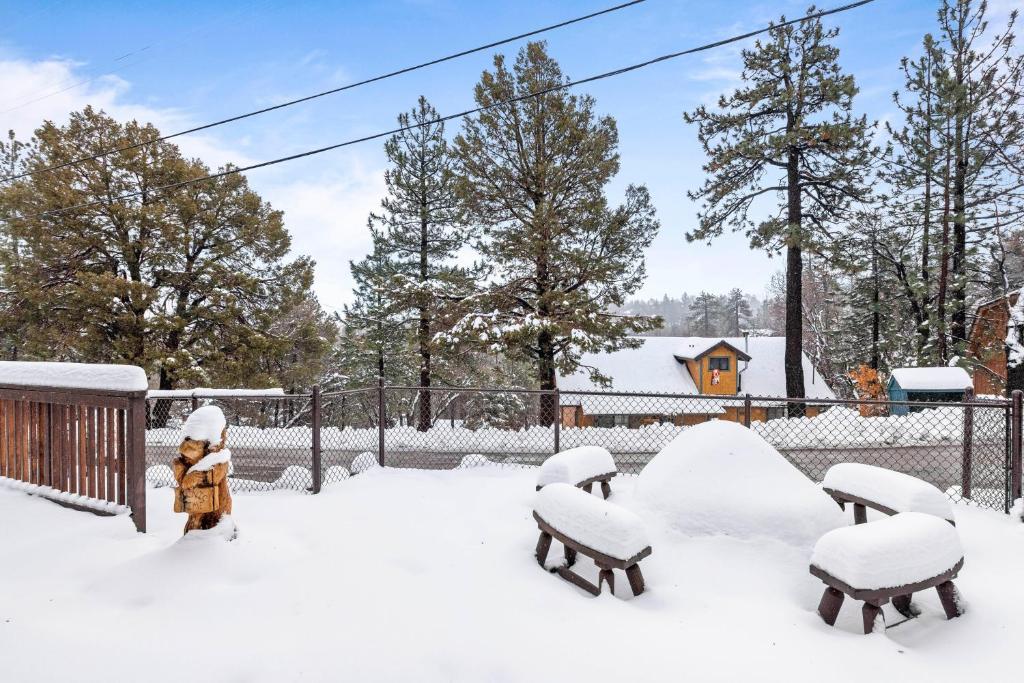 YOGI BEARS DEN - Close to Lake and Slopes - Three-Bedroom Holiday Home