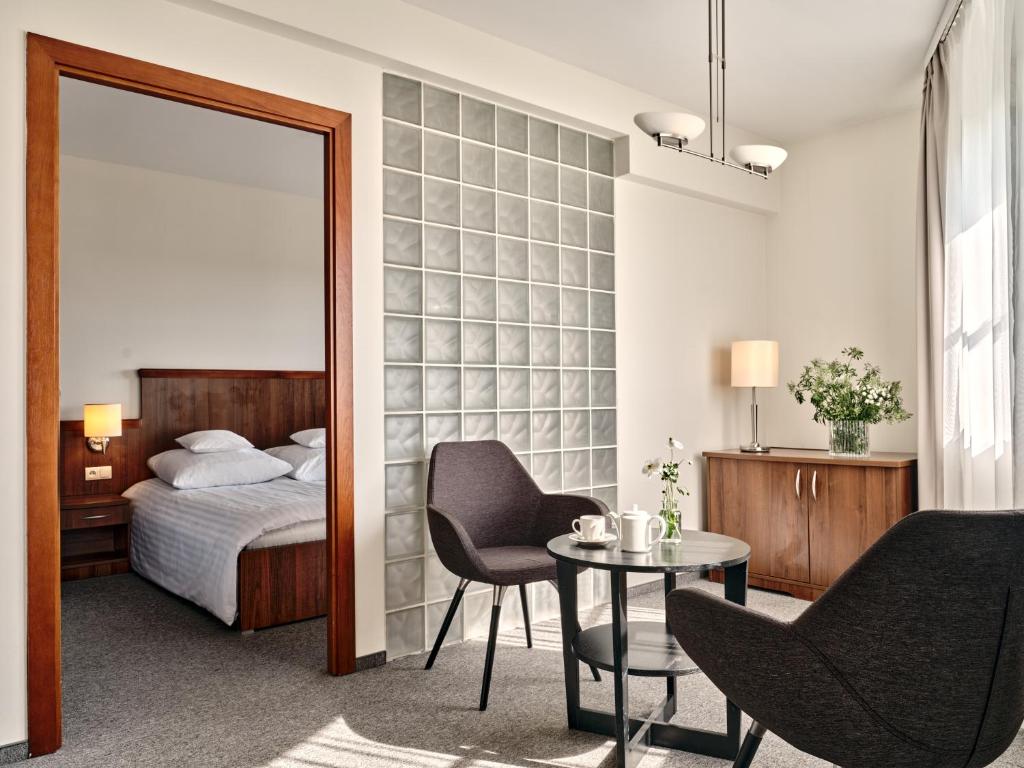 Postel nebo postele na pokoji v ubytování Hotel Edison Poznań Lotnisko Ławica