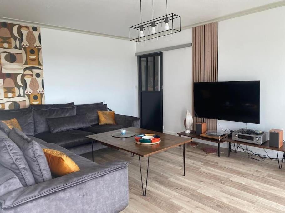 un salon avec un canapé et une table dans l'établissement Appartement spacieux (78m2)- vue imprenable, à Vannes