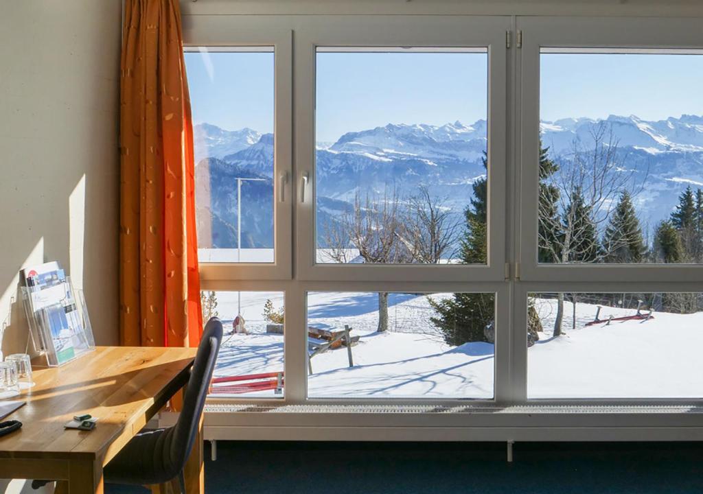Nespecifikovaný výhled na hory nebo výhled na hory při pohledu z hotelu