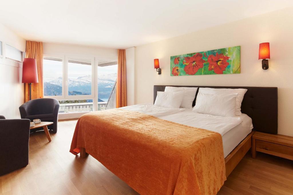 Postel nebo postele na pokoji v ubytování Rigi Kaltbad Swiss Quality Hotel