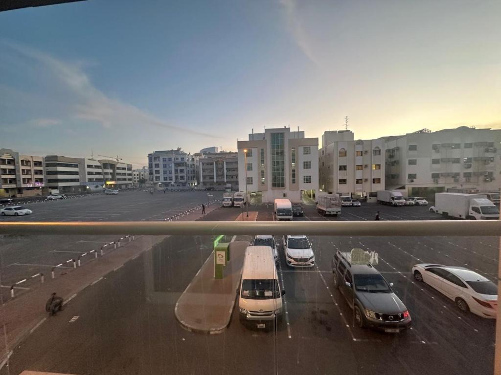 een uitzicht op een parkeerplaats met auto's en een skateboard bij Decent Holiday Homes & Hostels near Burjuman Metro Station in Dubai