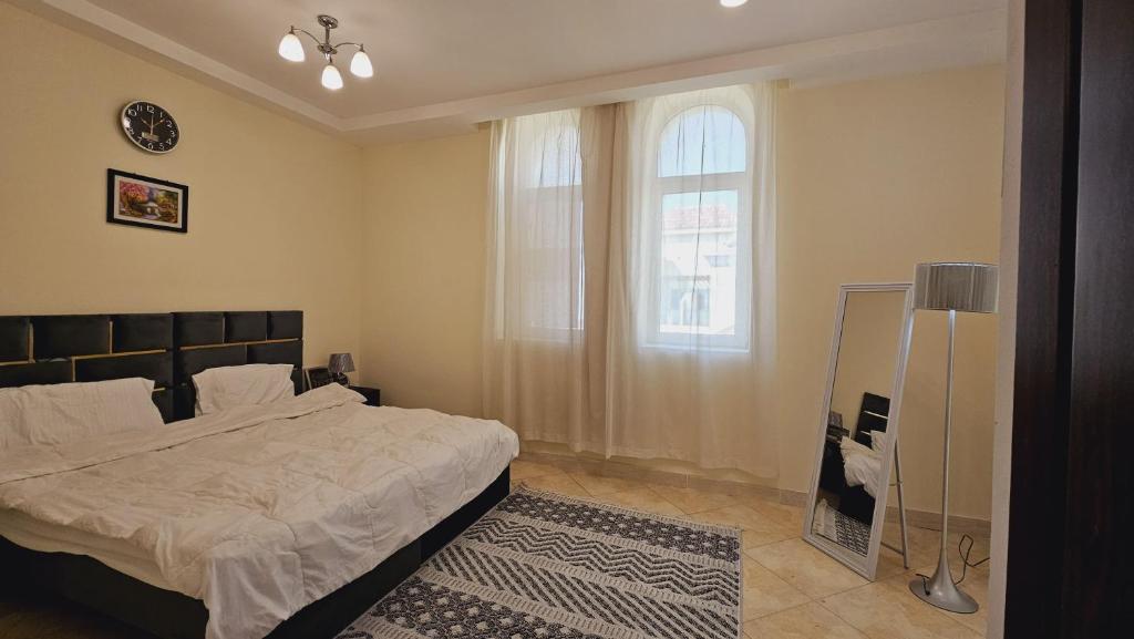 um quarto com uma cama, uma janela e um espelho em Perfect Vacation with 3bhk villa em Dubai