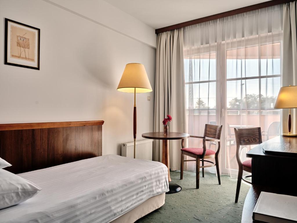 Postel nebo postele na pokoji v ubytování Hotel Edison Poznań Lotnisko Ławica