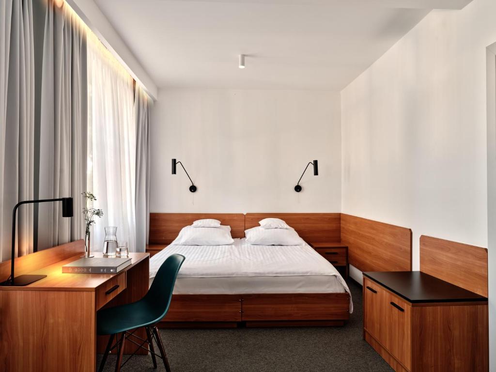Postel nebo postele na pokoji v ubytování Hotel Edison Poznań Lotnisko Ławica