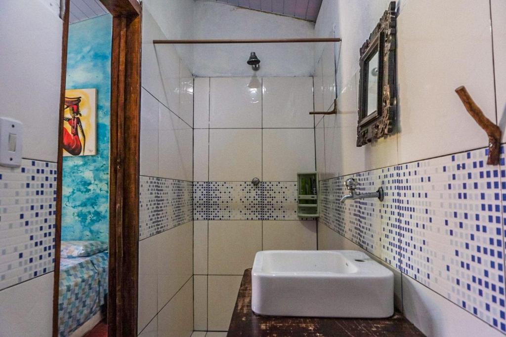 um banheiro com pia e chuveiro em Pousada Mirage Atins em Atins