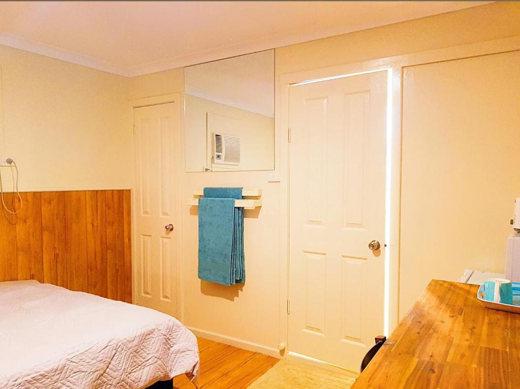 Main Reef Hotel - Double Room With Private Bathroom