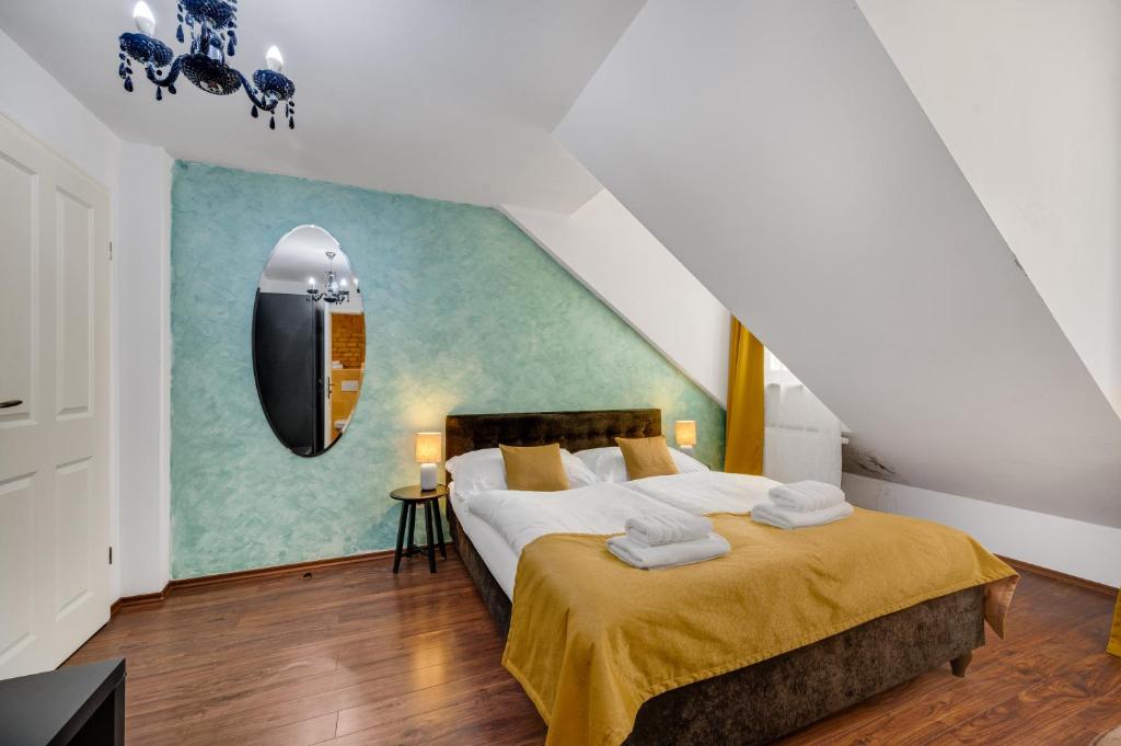 1 dormitorio con 1 cama con tabla de surf en la pared en Garni Hotel VIRGO, en Bratislava