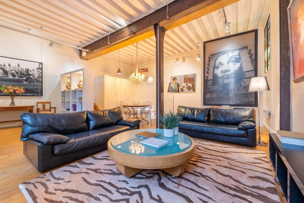 a living room with leather couches and a coffee table at Duran Duran in Paris