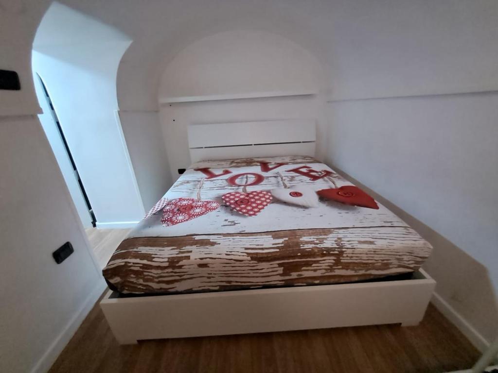 um pequeno quarto com uma cama num quarto em LOVE NEST casa vacanze Ercolano em Ercolano