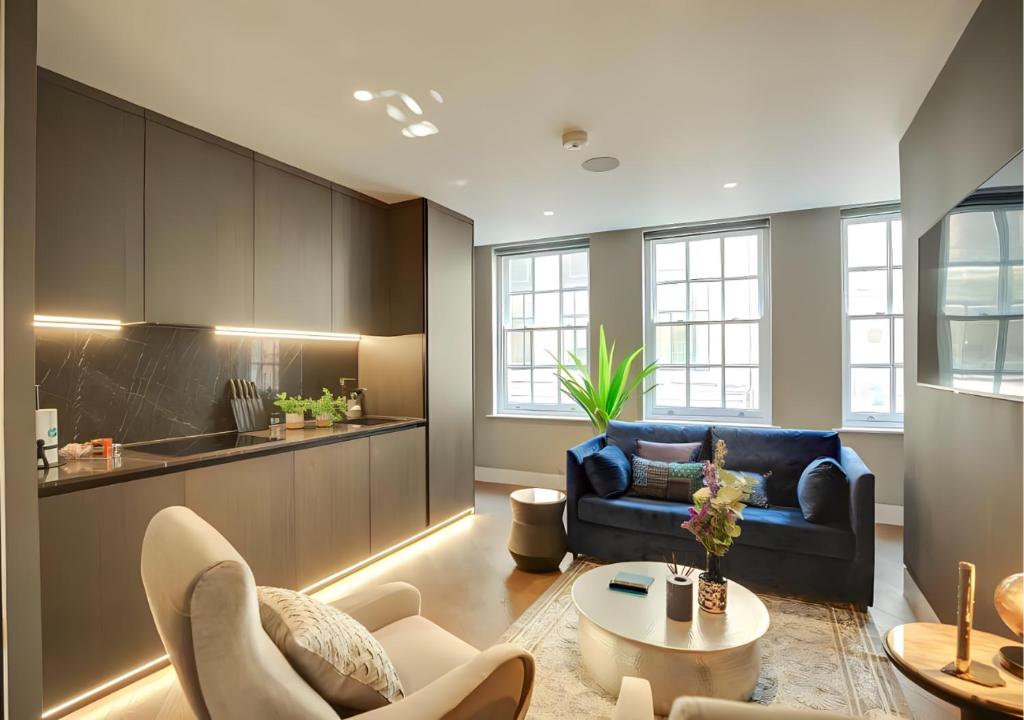 een woonkamer met een bank en een tafel bij StayLux Soho in Londen