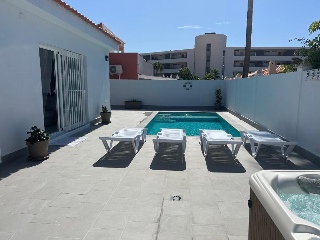 The swimming pool at or close to Villa Magnolia