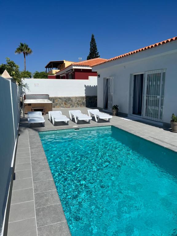 The swimming pool at or close to Villa Magnolia