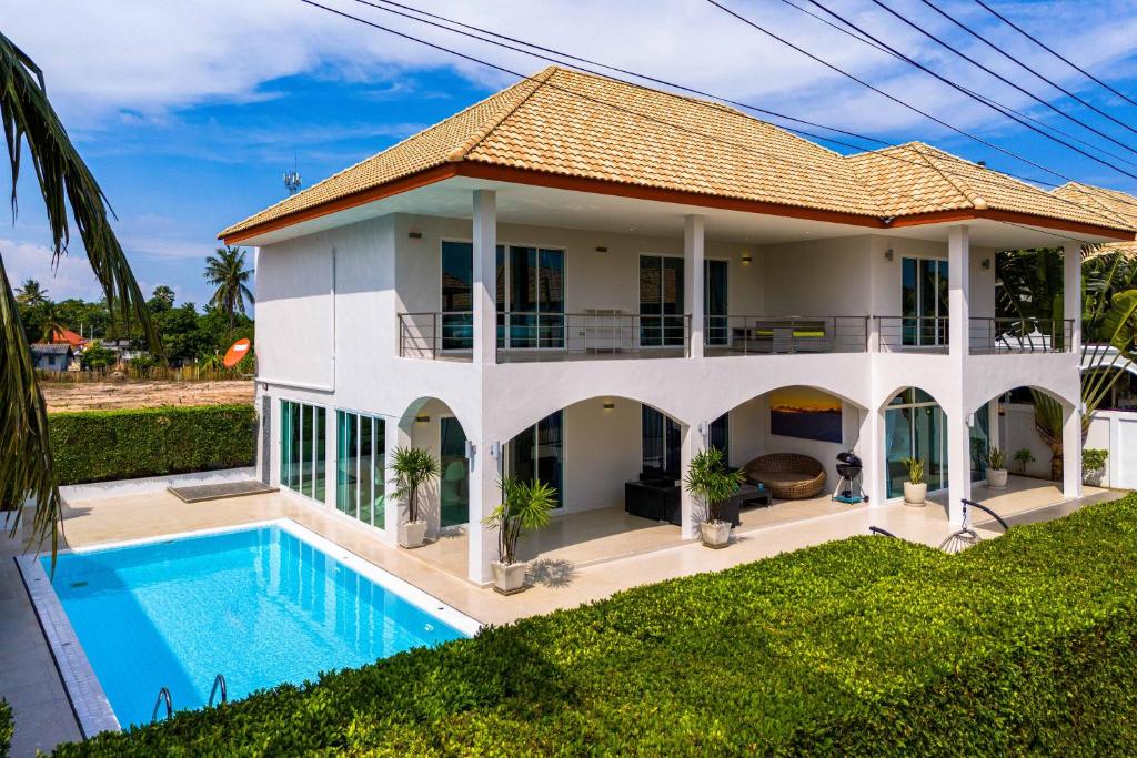 une image d'une maison avec piscine dans l'établissement Modern 4 Bedroom Pool Villa in Good Location VY, à Hua Hin